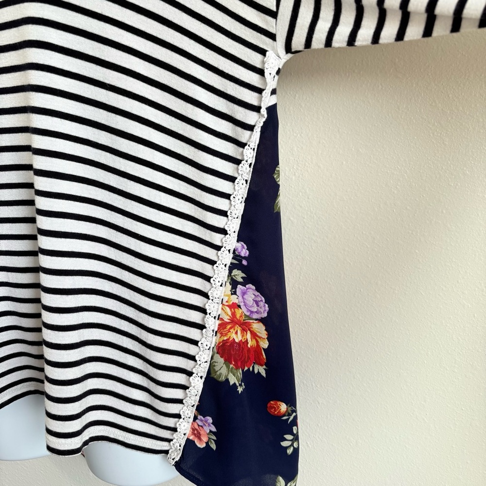Women’s Multimedia Black and White Striped Blouse with Floral Sides&Back SzXL - Picture 3 of 11
